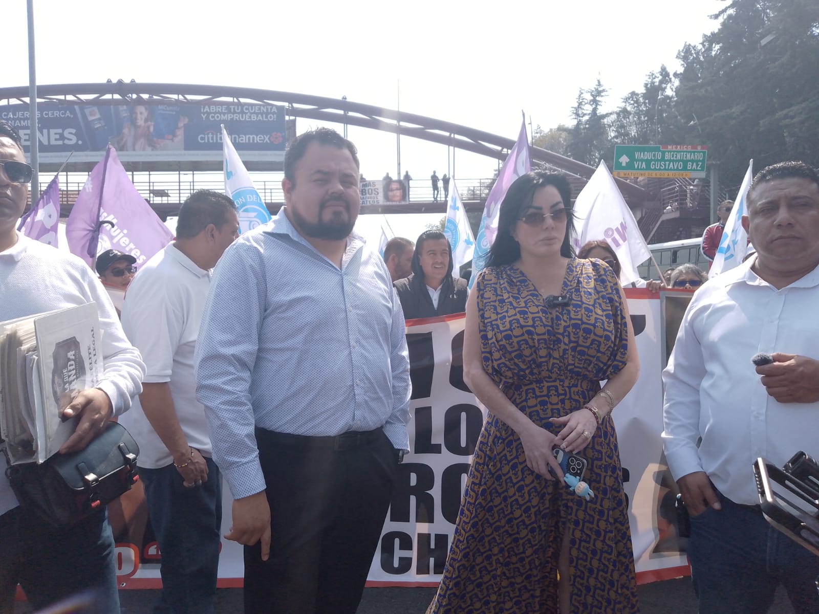 Desde el mediodía cientos de personas que aseguraron trabajar en bares y antros clausurados en la Operación Atarraya bloquean carriles centrales de Periférico Norte. Foto Rebeca Jiménez