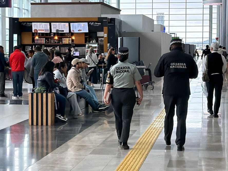 Unidades de seguridad pública custodian el libramiento del Circuito Exterior Mexiquense hacia la terminal aérea. Foto Especial