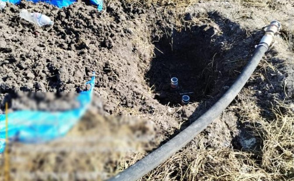 Personal de Pemex acudió al lugar para cancelar la toma clandestina. Foto especial