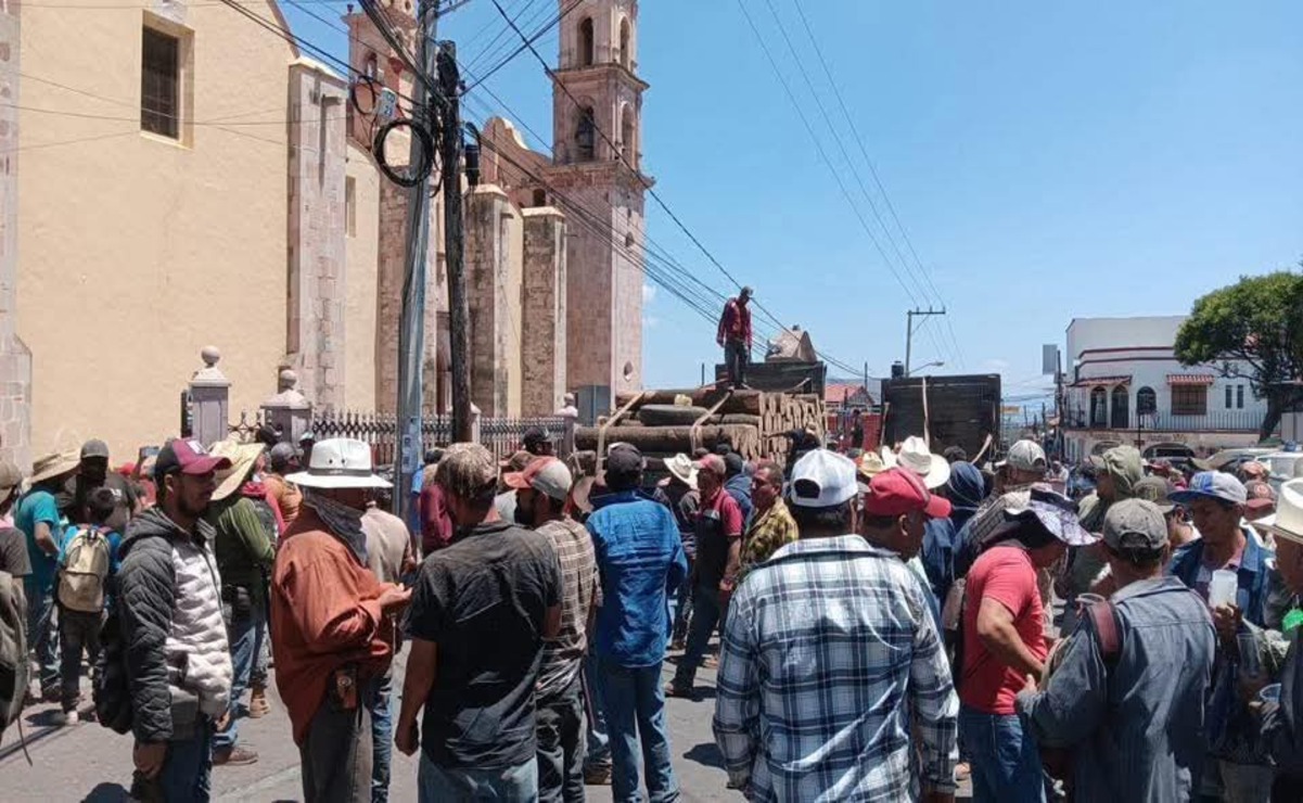 Pobladores de Coatepec Harinas se manifestaron ante la omisión de las autoridades ante el saqueo forestal. Foto: Especial