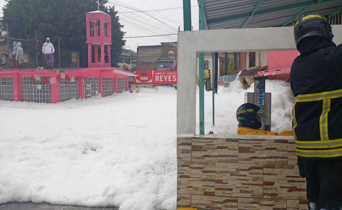 Una capa de espuma cubrió las calles del municipio / Foto Especial