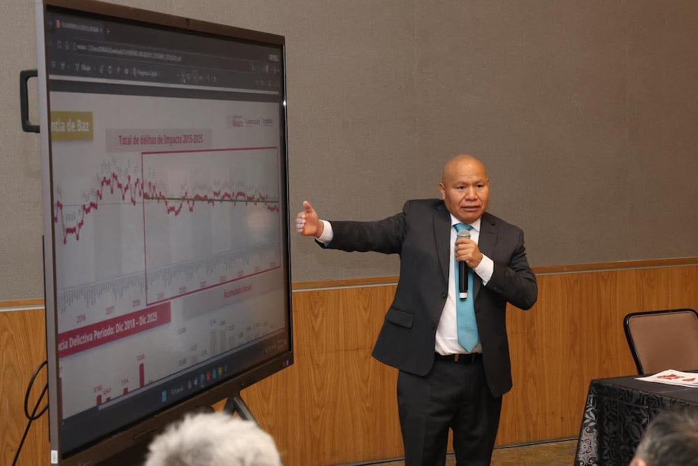 El alcalde Raciel Pérez Cruz presenta la curva descendente de la incidencia delictiva en Tlalnepantla desde 2015. Foto Especial