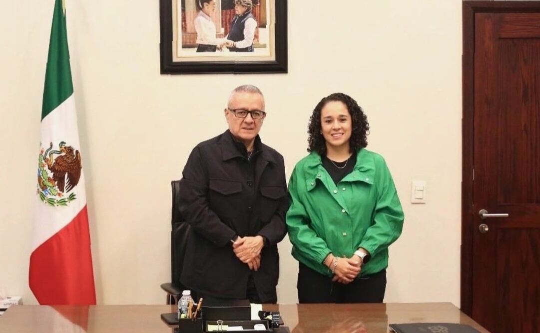 La consejera presidenta del IEEM, Amalia Pulido Gómez, y el secretario de Finanzas, Óscar Flores Jiménez, durante su reunión de trabajo en Toluca. Foto Especial