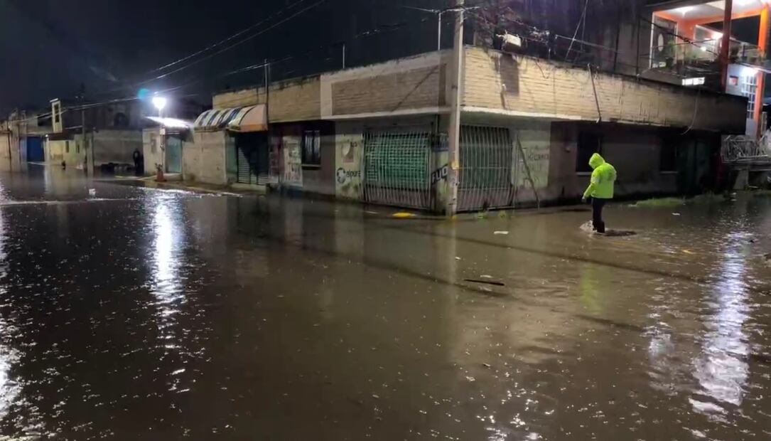 Personal de ODAPAS y del Grupo Tláloc realizó labores de desazolve para liberar las coladeras obstruidas. Foto Especial