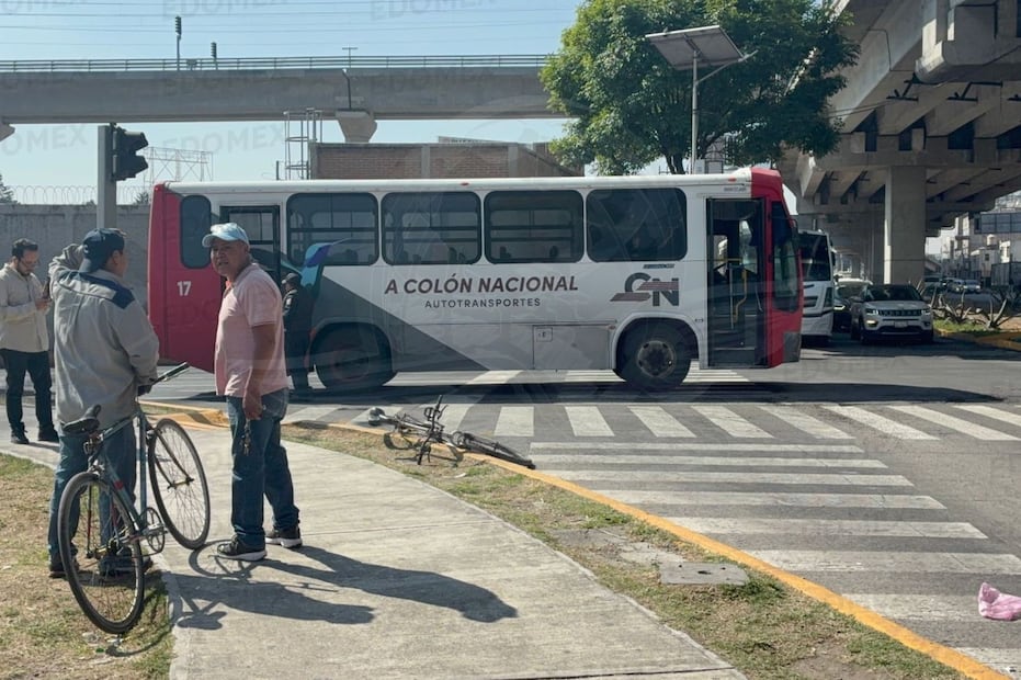 De acuerdo con testigos, el chofer del camión de la línea Colon Nacional se dio a la fuga una vez que embistió a la víctima quien quedó tendida en el asfalto. Foto: Claudia Rodríguez