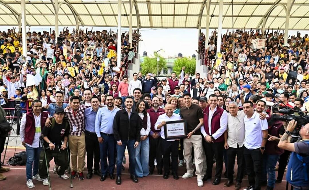 El futbolista Edson Álvarez en su natal Tlalnepantla, donde se reinauguró el Deportivo de Santa Cecilia, ahora nombrado en su honor, como símbolo de inspiración para la juventud. Foto: Especial