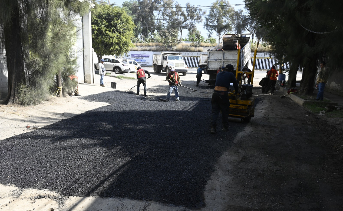 La cuadrilla de servicios públicos de Naucalpan en acción, tapando baches en la ciudad / Foto: Especial