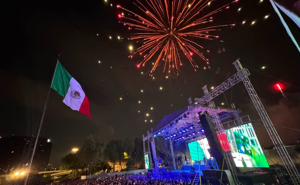 Familias se reunieron en la explanada municipal para participar en la celebración de las fiestas patrias. Foto especial
