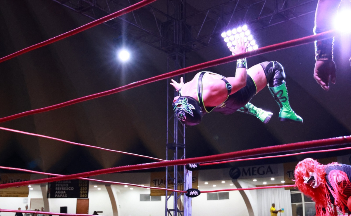 ¡Pura adrenalina en el ring de Toluca! Así se vivió la electrizante jornada de Lucha Libre, con cada golpe y lance haciendo vibrar al Salón Rojo. Foto: Roberto Guerrero