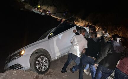 Automovilista se salva de caer en socavón en la Tenango del Valle -Tenancingo