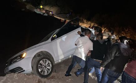 Automovilista se salva de caer en socavón en la Tenango del Valle -Tenancingo