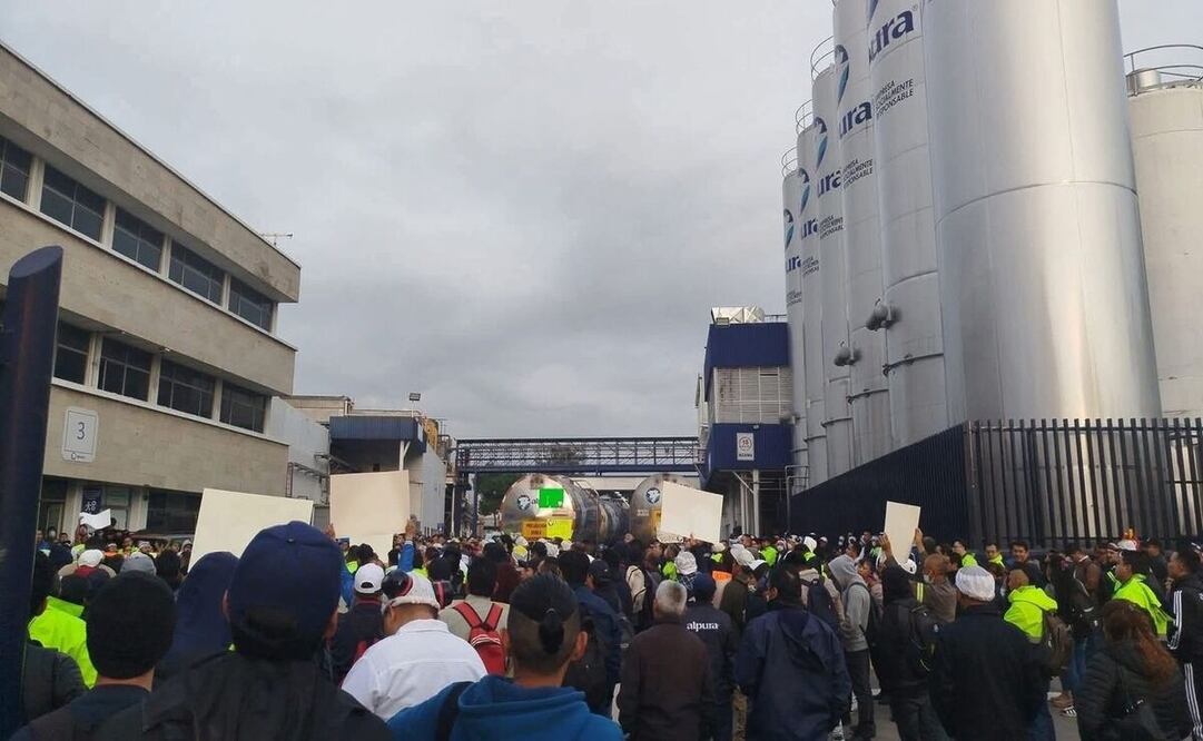 Los manifestantes señalan malos manejos en la administración de la empresa Alpura. Foto: Especial