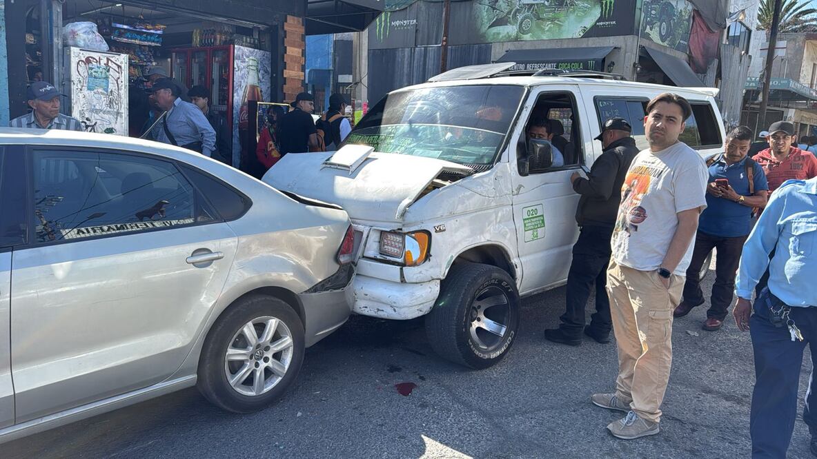 Una combi de transporte público sin frenos chocó contra vehículos y puestos ambulantes en la colonia San Juan Alcahuacán. Foto Especial