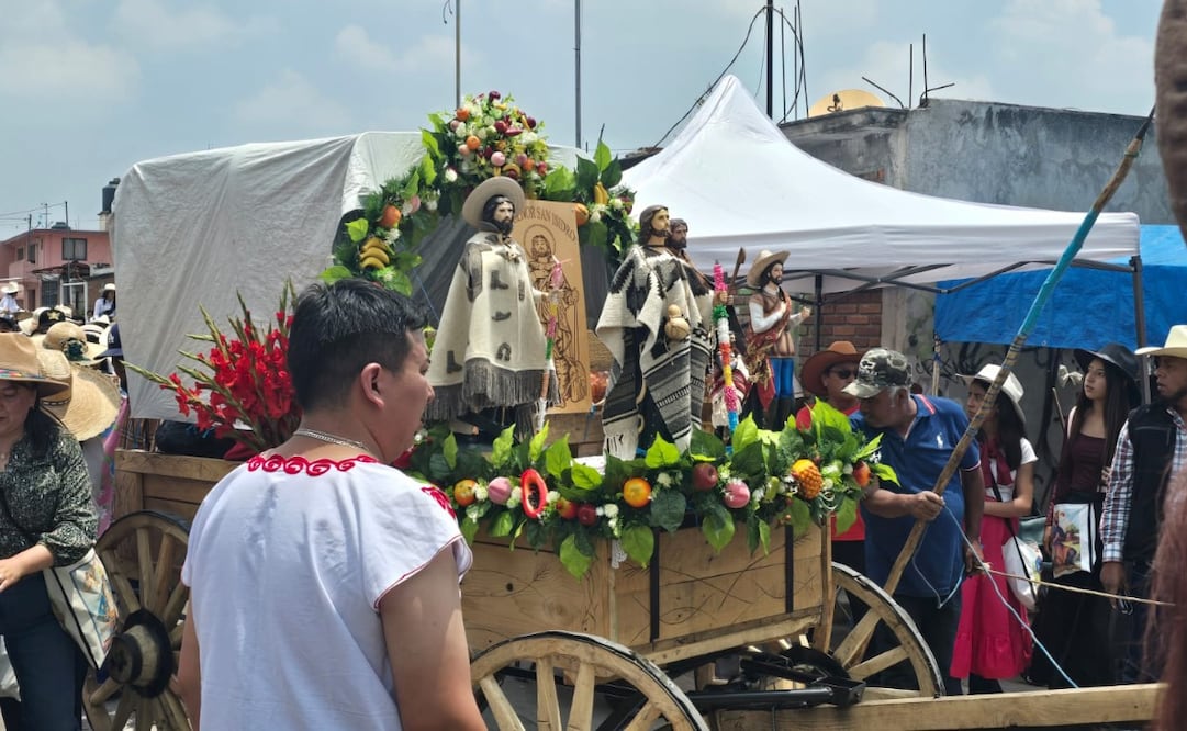 Retablos elaborados minuciosamente con granos de maíz, frijol y lentejas vistieron los carros alegóricos durante el festejo a San Isidro Labrador. Foto Especial