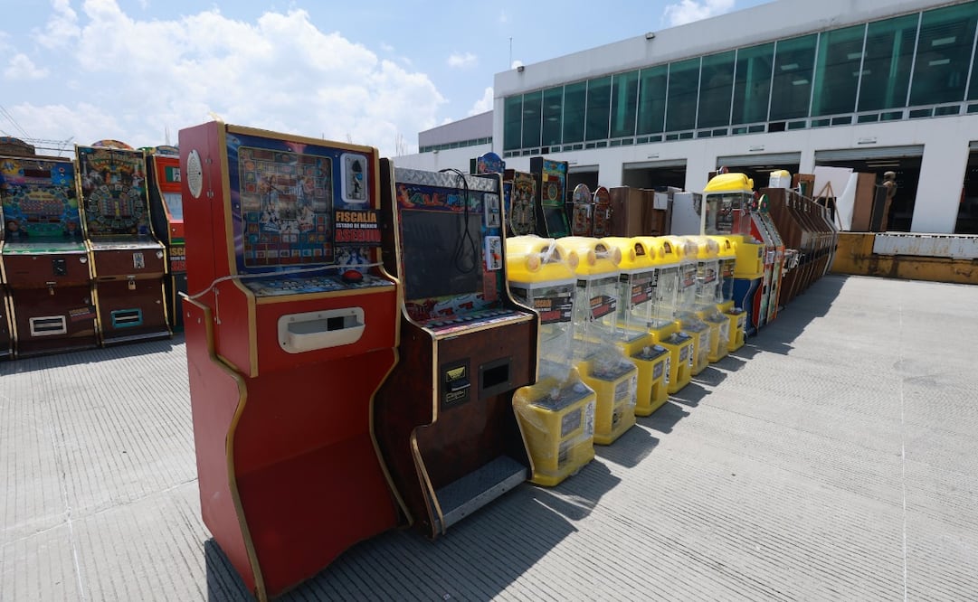 Máquinas expendedoras de premios y alimentos forman parte de los juegos y aparatos sujetos al nuevo impuesto estatal. Foto Alejandro Vargas/ El Universal