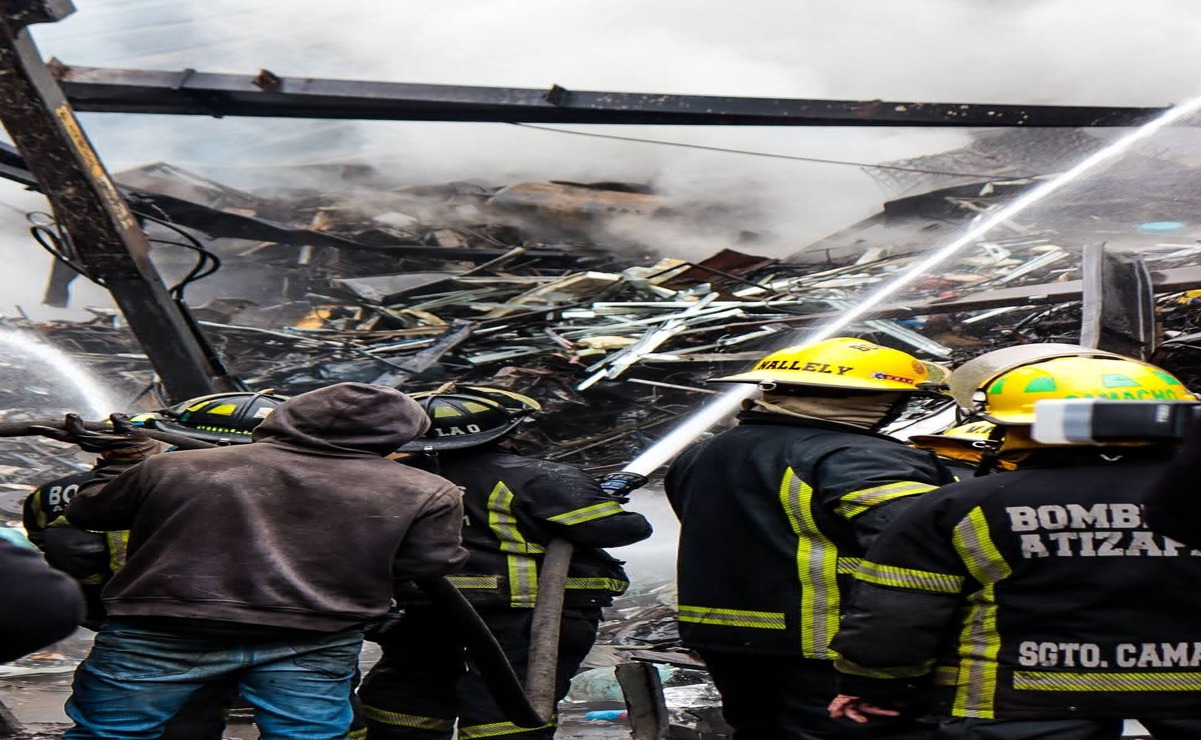 A 18 horas de iniciado el incendio, los bomberos continúan trabajando sin descanso en la remoción de escombros / Foto: Especial