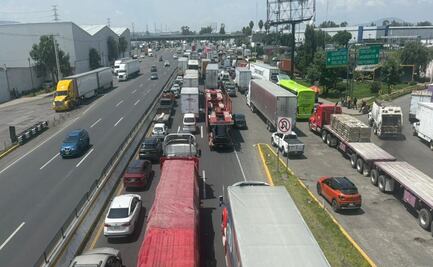 Vecinos de Tultitlán se retiran de la México-Querétaro y se dirigen a oficinas de gobierno