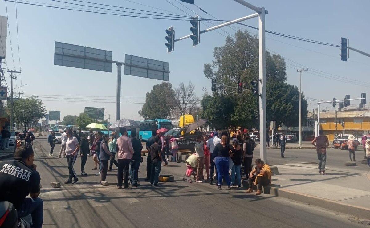 Por el cierre de la vialidad se presentaron problemas a la circulación vehicular en la Av. Carlos Hank González. Foto: Especial