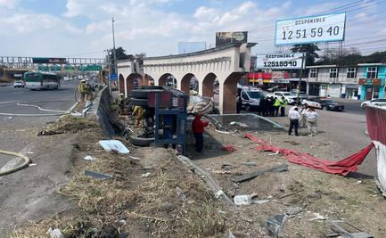 Vuelca tráiler en la carretera Toluca-México, a la altura de los Arcos de Lerma