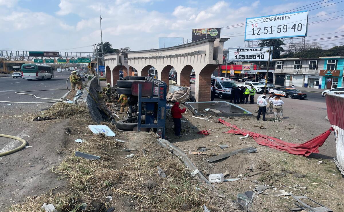 Vuelca tráiler en la carretera Toluca-México, a la altura de los Arcos de Lerma