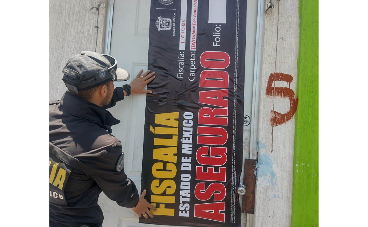 Elementos de seguridad inspeccionan uno de los inmuebles utilizados como guarida por la banda "Los Peñafiel" en Toluca. Foto: Especial