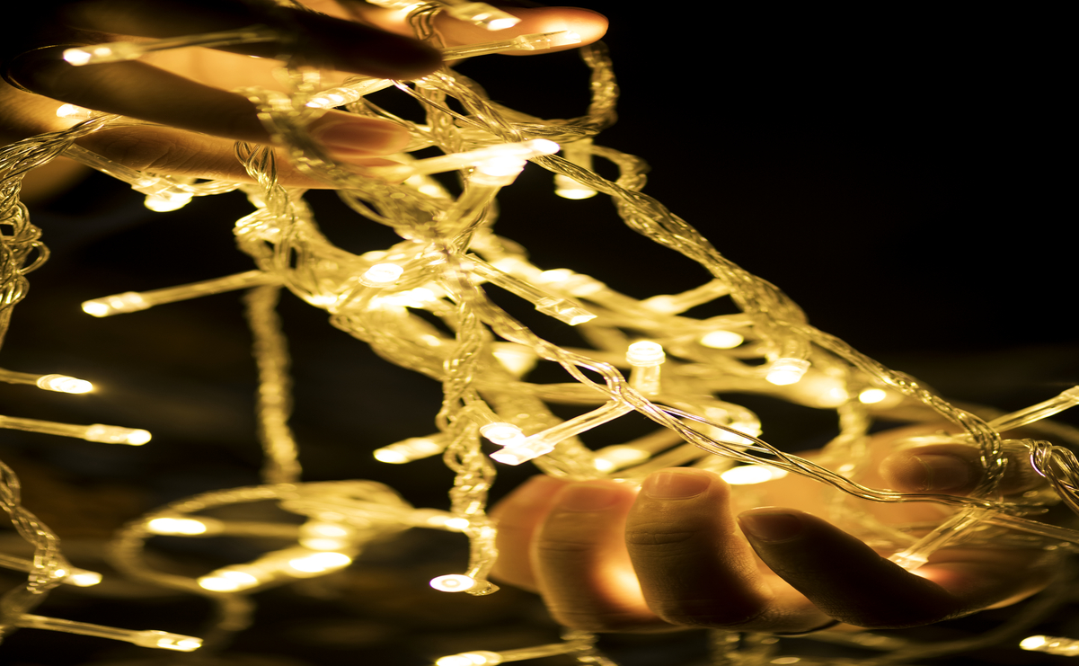 La mejor opción esta navidad son las luces LED, económicas y seguras / Foto: Especial