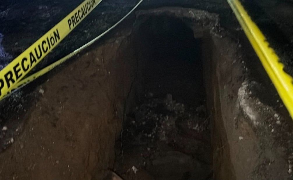 El socavón se formó sobre la calle Michael Faraday, en la zona industrial Cuamatla. Foto especial