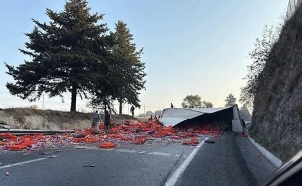 Video: Rapiña en la Toluca-Atlacomulco, vuelca tráiler que transportaba galletas 