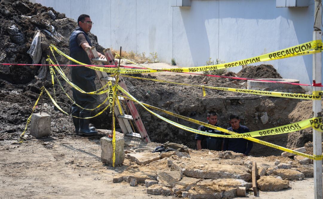 Elementos de Protección Civil, bomberos y policía municipal participan en la búsqueda del motociclista desaparecido tras incidente en boquete de obra en Chalco. Foto: Luis Camacho