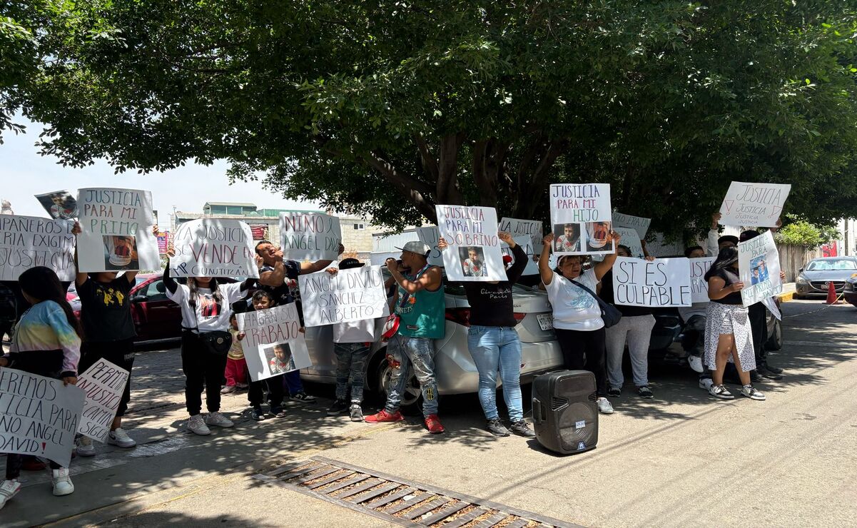 Al grito de “Era tu cable, eres culpable”, “¡justicia, justicia”, familiares y amigos exigen justicia para David Sánchez, a las afueras de los juzgados. Foto: Arturo Contreras