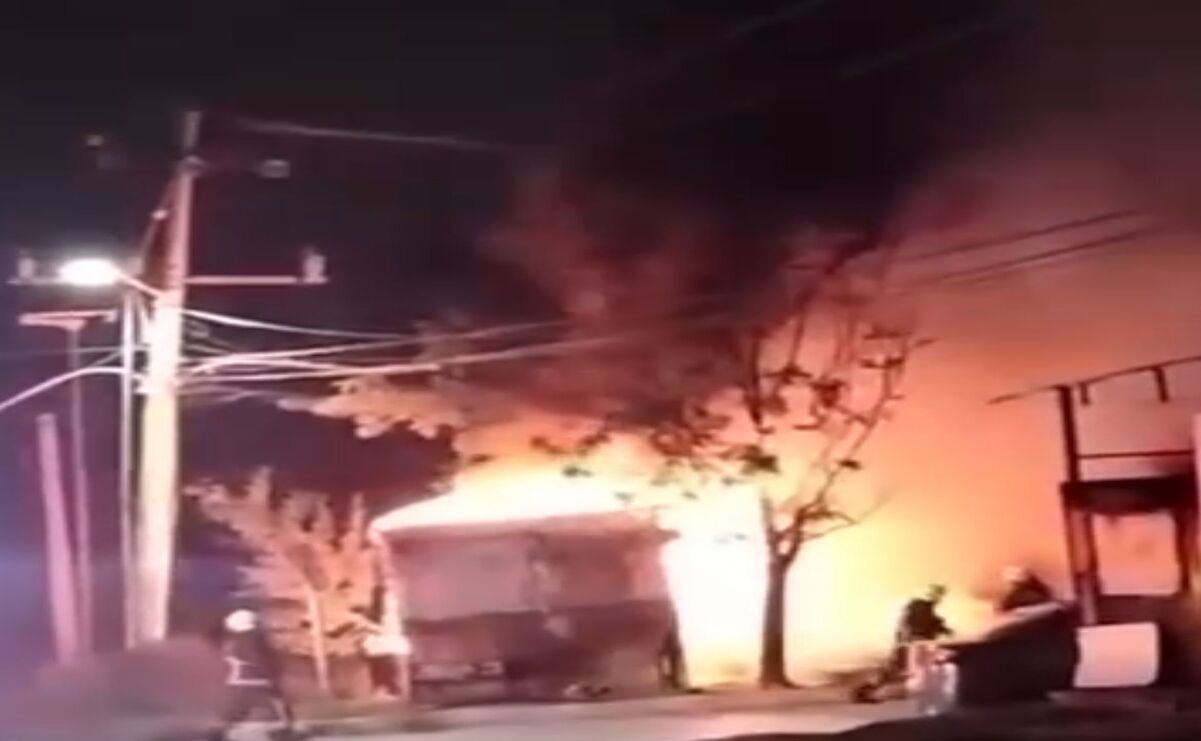 Incendio en Cuautitlán Izcalli: Llamas devoran puesto de lámina