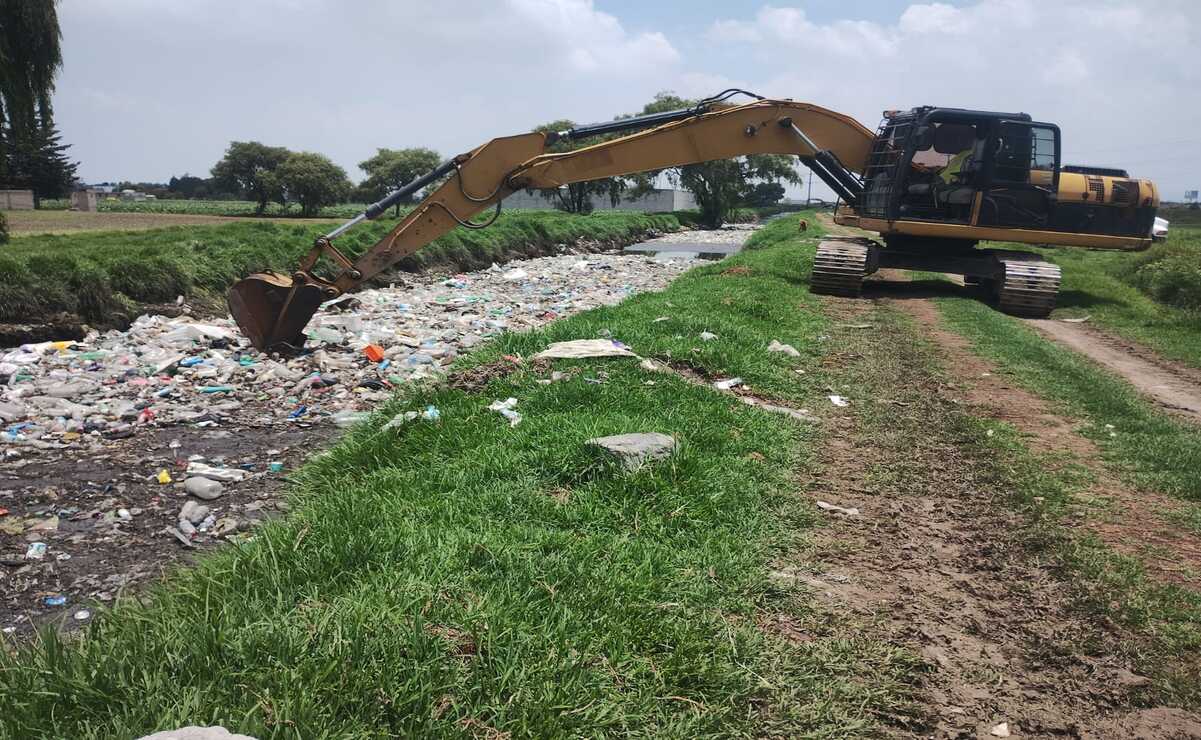Se realizan labores de limpieza en un aproximado de 2.5 kilómetros del canal de San Pedro Totoltepec. Foto: Especial
