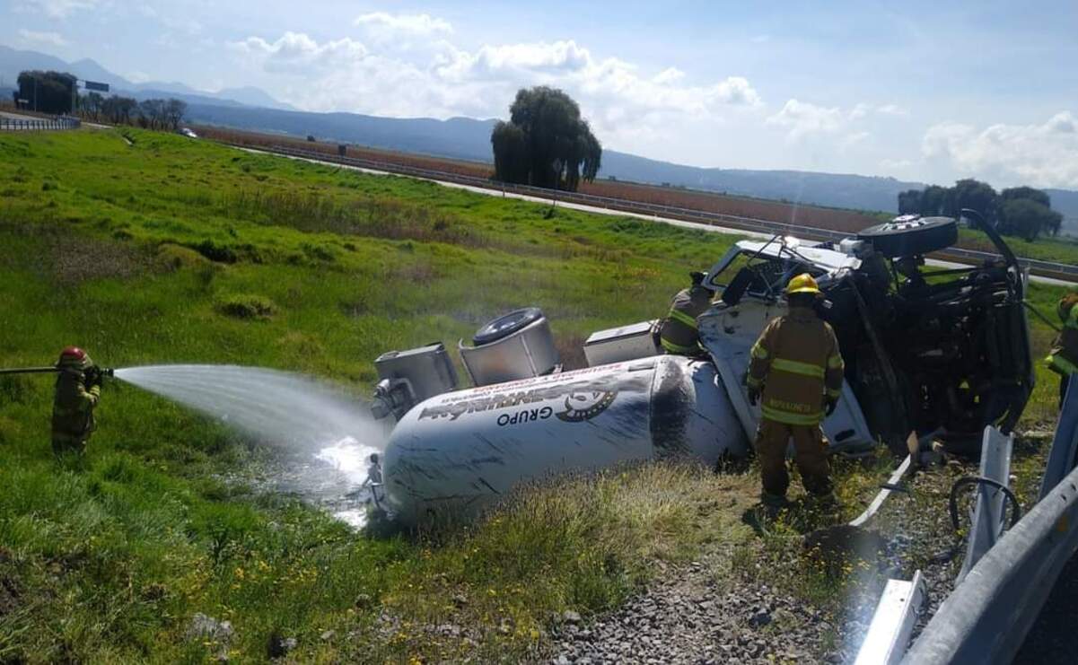 Una maniobra fallida al tomar una rampa provocó que la pipa de gas volcara, generando una fuga que obligó a cerrar la carretera en ambos sentidos Foto: Especial