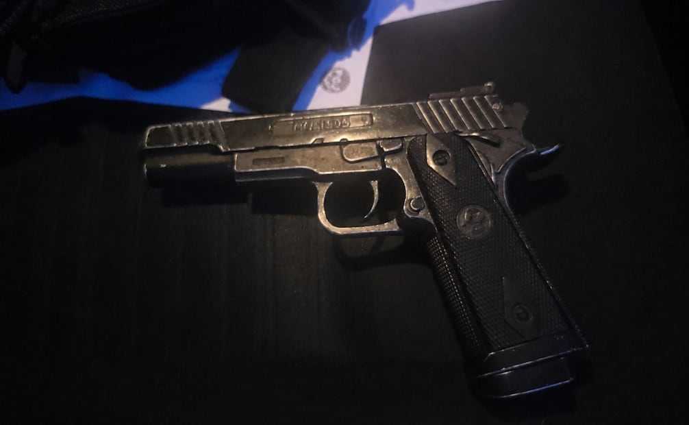 Los policías localizaron una réplica de arma de fuego a la altura de la cintura del detenido. Foto especial