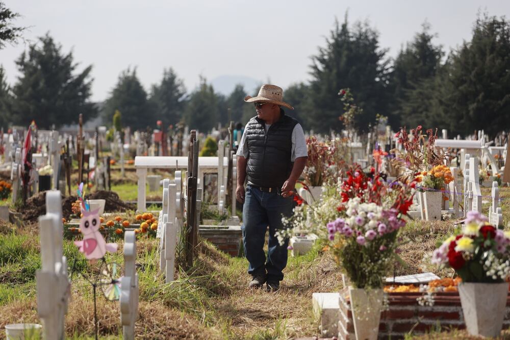 “Berna”, como lo conocen sus compañeros, platica que la muerte no respeta edades. Foto Alejandro Vargas