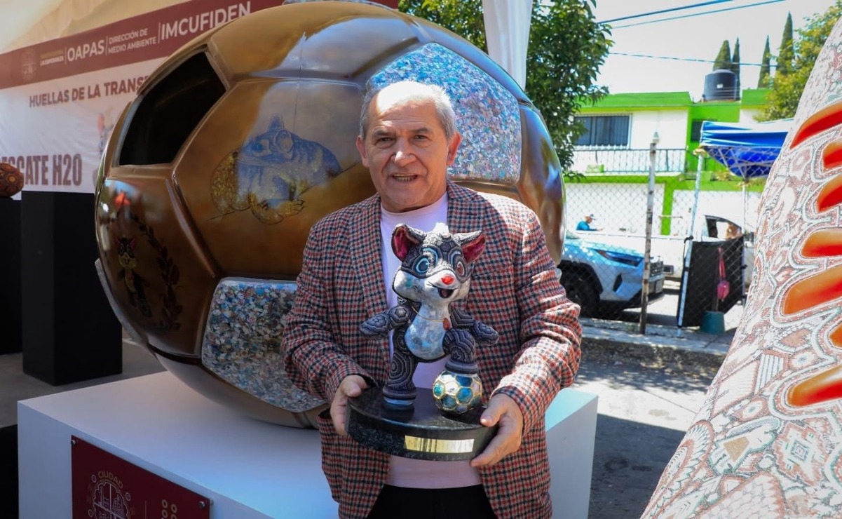 César Menchaca es el creador del personaje, de los balones gigantes y de zapatos de futbol decorados con arte huichol / Foto Especial