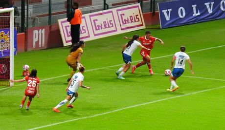 El Gallo canta en Toluca: Querétaro vence 2-1 a las Diablas