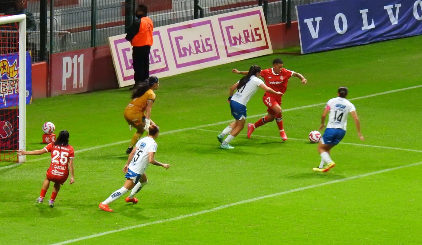 El Gallo canta en Toluca: Querétaro vence 2-1 a las Diablas