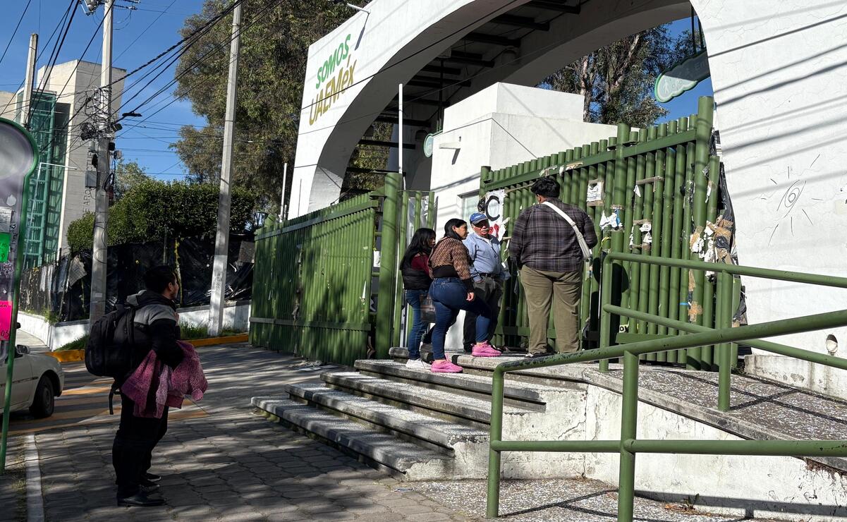Padres y alumnos de nuevo ingreso acudieron a las instalaciones de la UAEMéx con la esperanza de encontrar las puertas abiertas e iniciar sus clases del semestre 2025B. Foto: Miguel García / El Universal Estado de México.