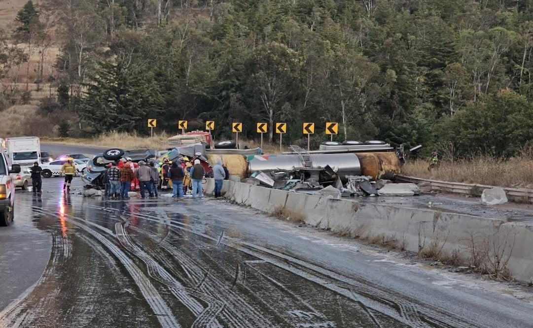 Debido al incidente, la circulación en ambos sentidos de la carretera fue completamente cerrada. Foto: Especial