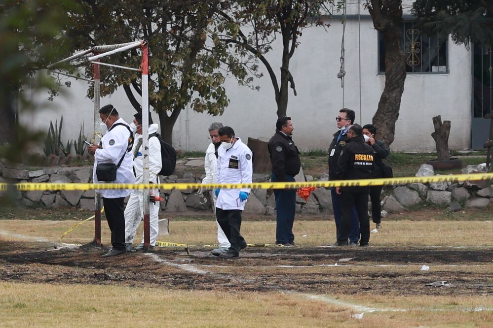 Peritos ya trabajan para determinar las causas exactas que originaron el desplome. Foto Alejandro Vargas / El Universal