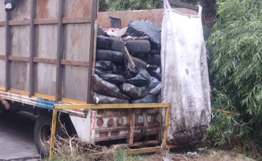 Llantas, escombros y basura plástica son las principales causas de taponamientos y desbordamientos en el municipio. Foto Especial