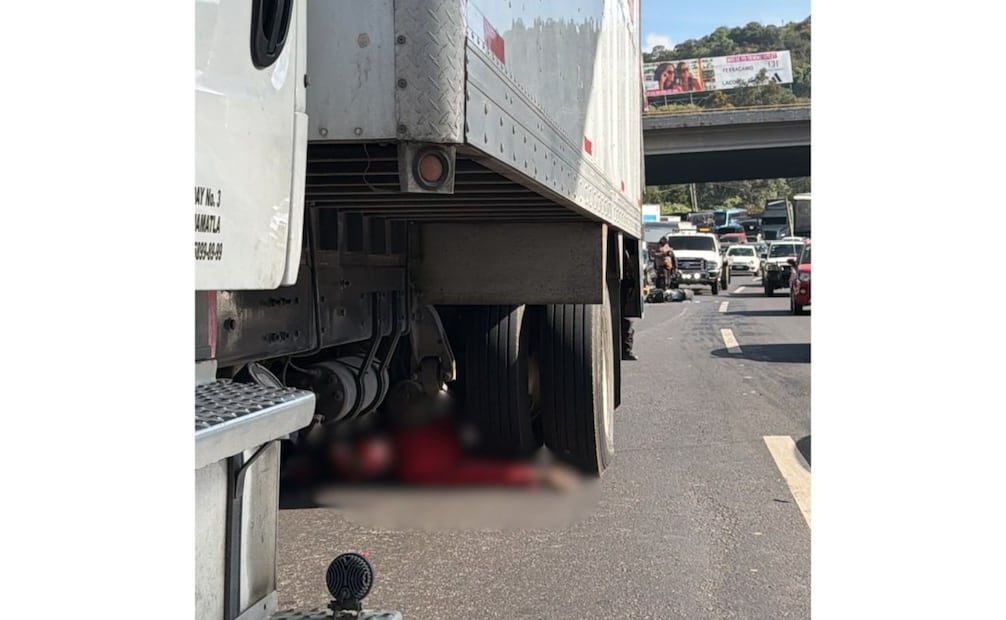 Paramédicos municipales acudieron al lugar del accidente registrado este viernes por la mañana. Foto especial