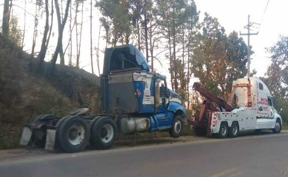 La carretera que conduce a Tejupilco quedó cerrada por más de tres horas. Foto: Especial.
