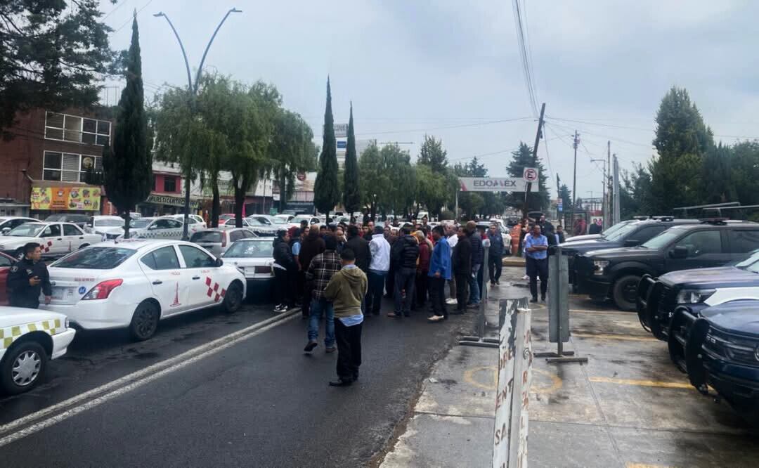 Tras ser agredidos por taxistas, dos presuntos miembros de la Familia Michoacana fueron detenidos por extorsión en Metepec. Foto: Especial