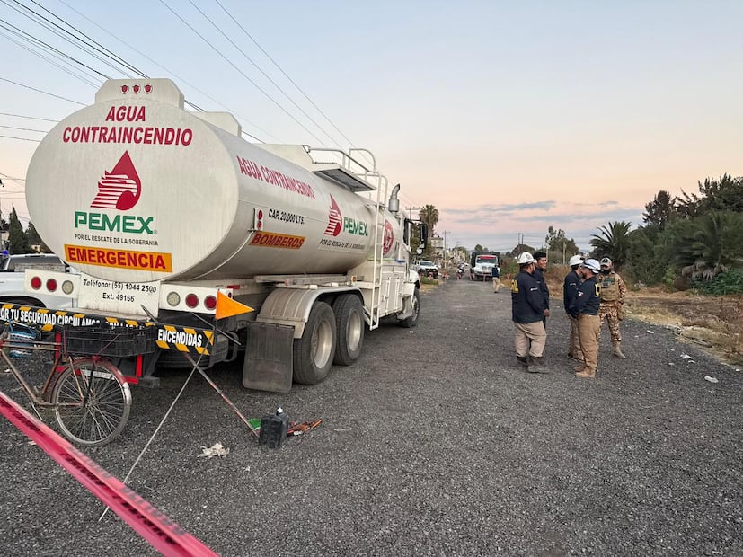 Elementos de la FGR ejecutaron la orden de cateo en el domicilio tras investigaciones sobre el robo de hidrocarburo en la zona. Foto Especial
