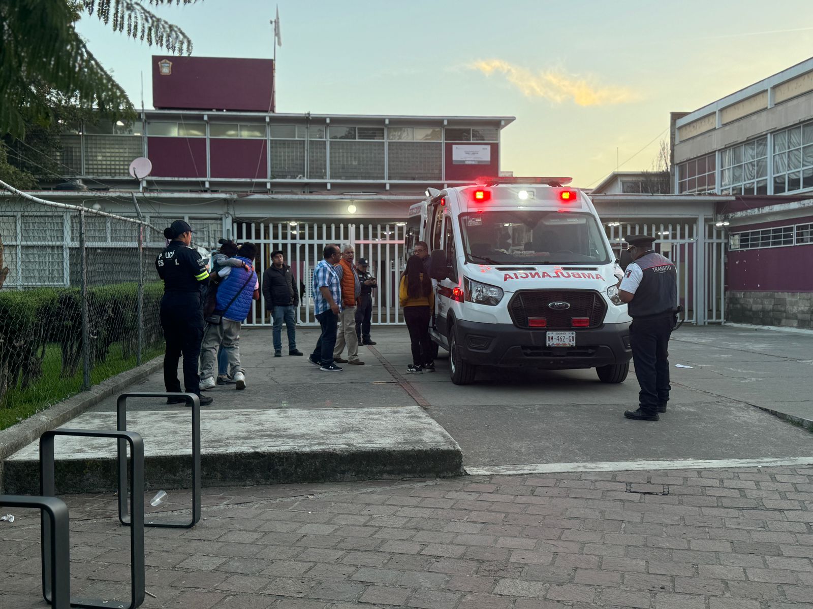 Los estudiantes fueron atendidos por personal de emergencias del Estado de México. Foto Especial