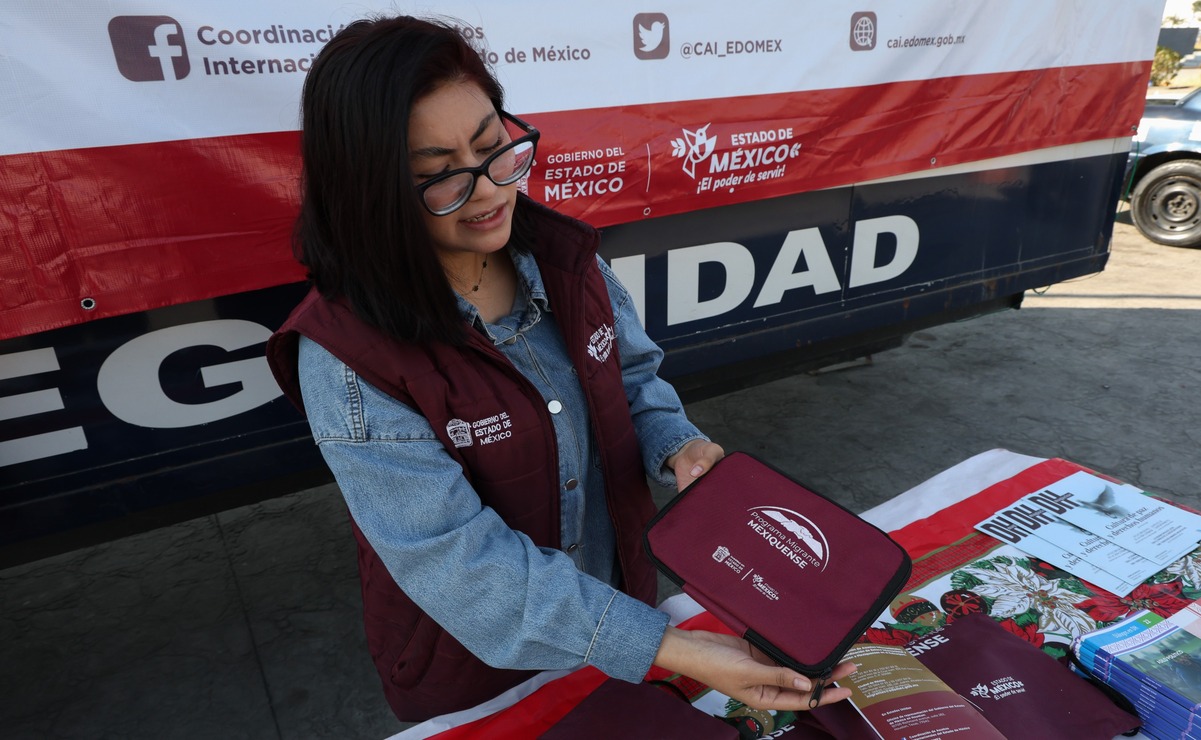 Cada migrantes recibe un kit de apoyo por parte de la Coordinación de Asuntos Internacionales del Edomex. Foto: Arturo Hernández
