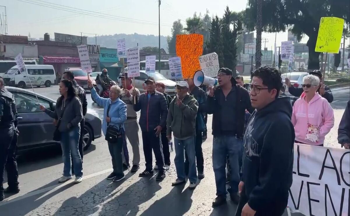 “¡El agua es un derecho no un privilegio!”, es el reclamo central de la protesta en la que participa un grupo de personas de Las Peñitas, El Jaral y Cerro Grande. Foto: Especial