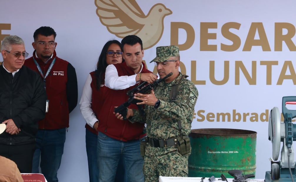 La gobernadora Delfina Gómez Álvarez y Miguel Torruco Garza encabezaron la Jornada de Paz y Desarme Voluntario en Toluca. Foto Alejandro Vargas / El Universal
